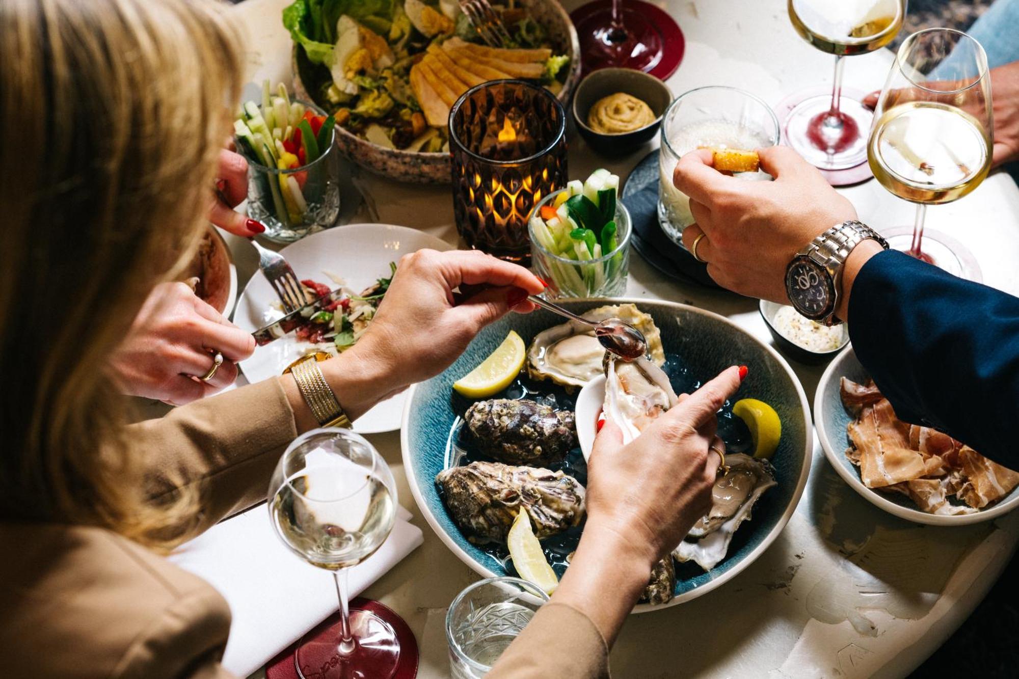 크루이쉐렌호텔 마스트리흐트 외부 사진 Oysters being eaten